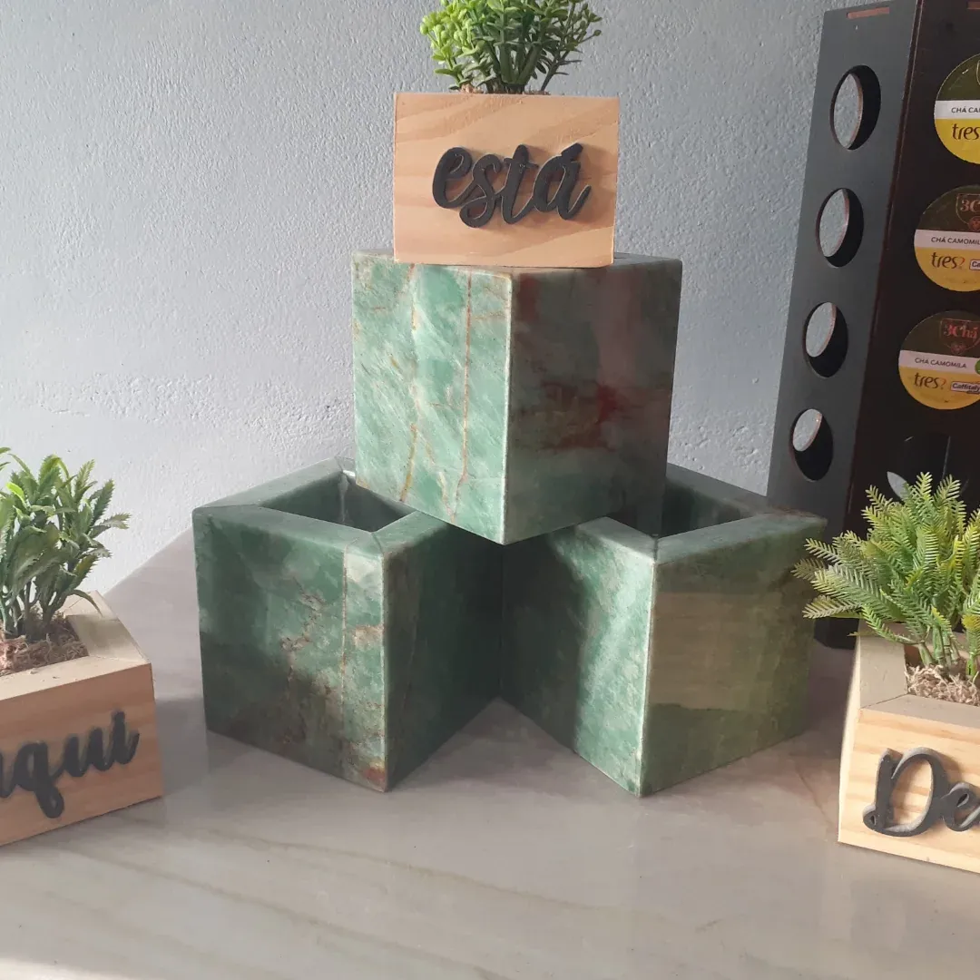 Cachepôs. Mármore verde maciço, cortado em peças pequenas.